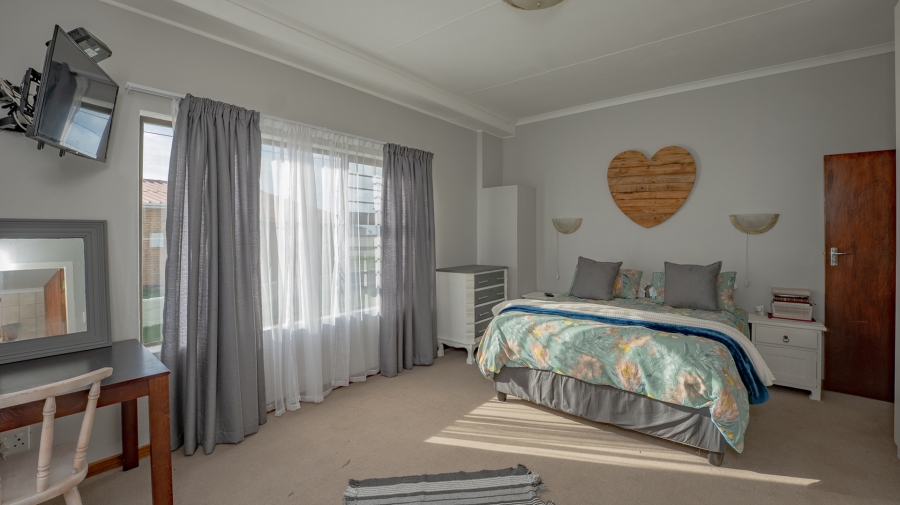 4 Bedroom Property for Sale in Struisbaai Western Cape